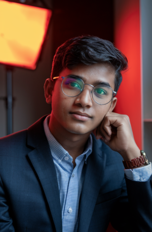 Young professional in a suit and glasses, representing the PRINCE2 Practitioner certification for advanced project management skills