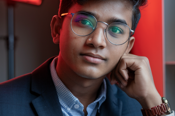 Young professional in a suit and glasses, representing the PRINCE2 Practitioner certification for advanced project management skills
